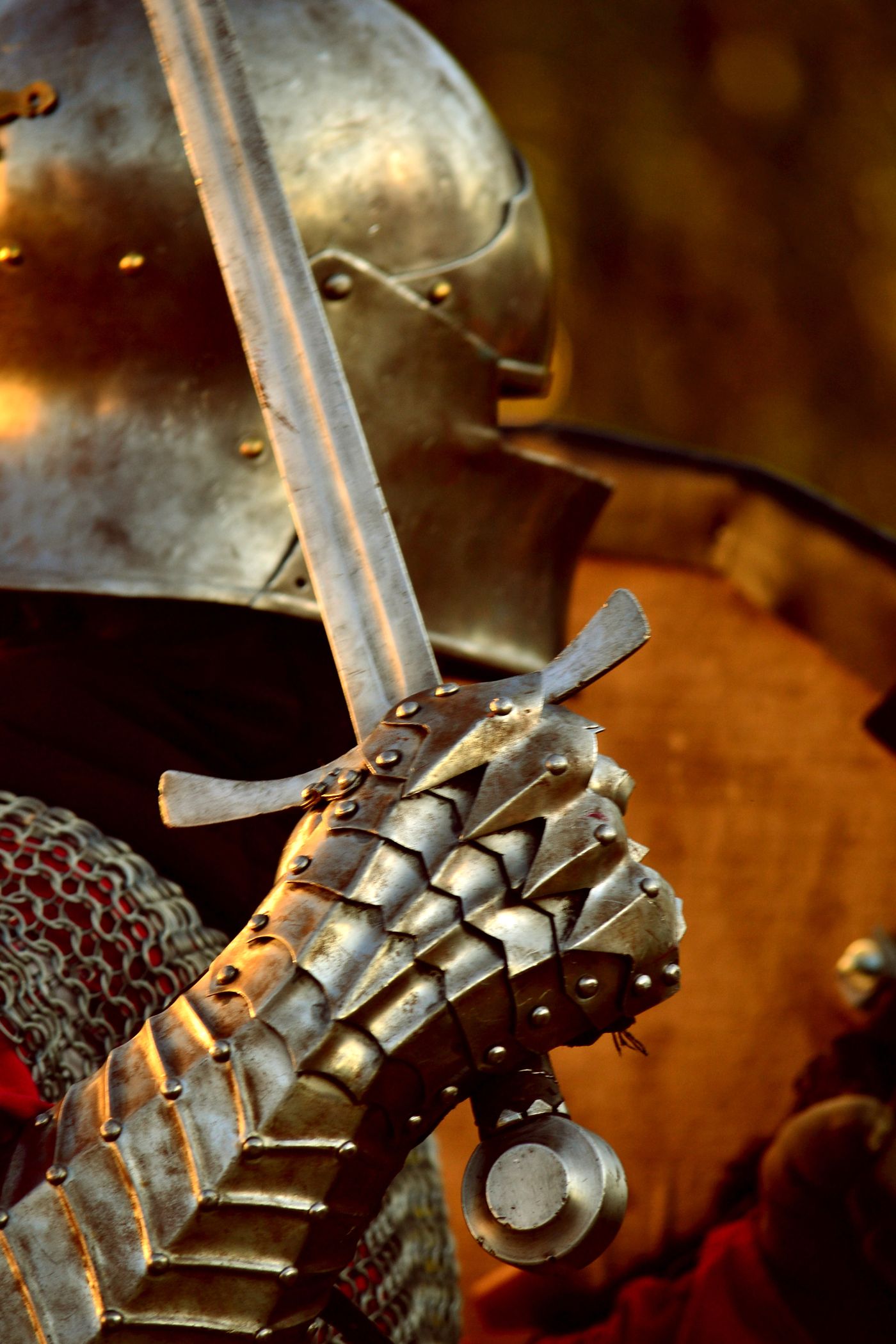 An articulated steel gauntlet gripping a sword, illustrating the significance of Jaime’s sword hand.